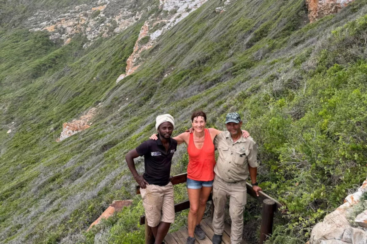 Ms Rosalind Innes flanked by her rescuers Vuyani Charlie (l) and Petrus Lamini (r).